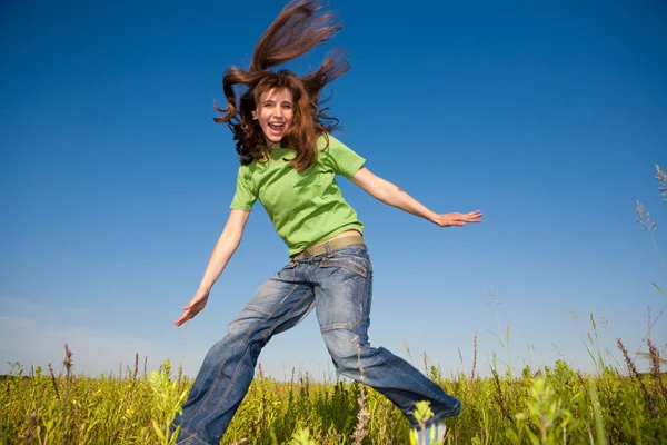 Jovem feliz pulando — Fotografia de Stock