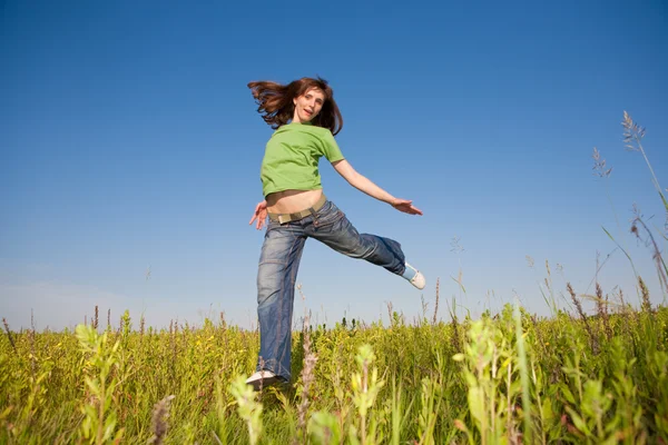 Gelukkige Jonge Vrouw Springen — Stockfoto