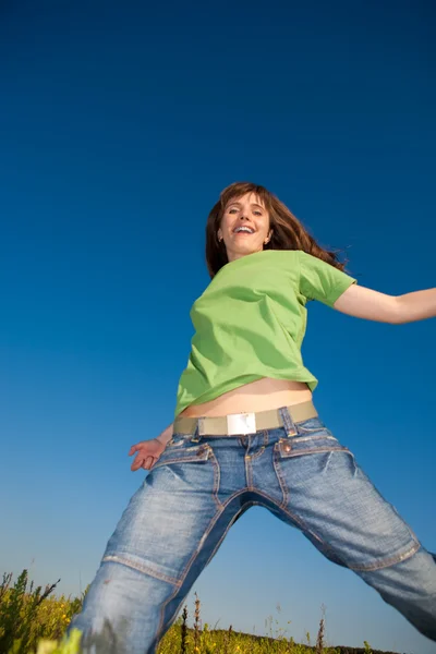 Glücklich Springende Junge Frau — Stockfoto