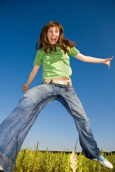 Feliz salto jovem mulher — Fotografia de Stock