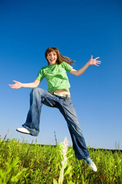幸せな若い女を楽しむ夏 ジャンプ — ストック写真