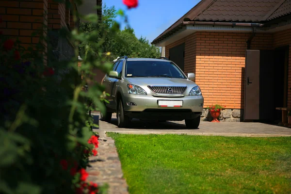 Lexux rx 350 把车停在院子里 — 图库照片