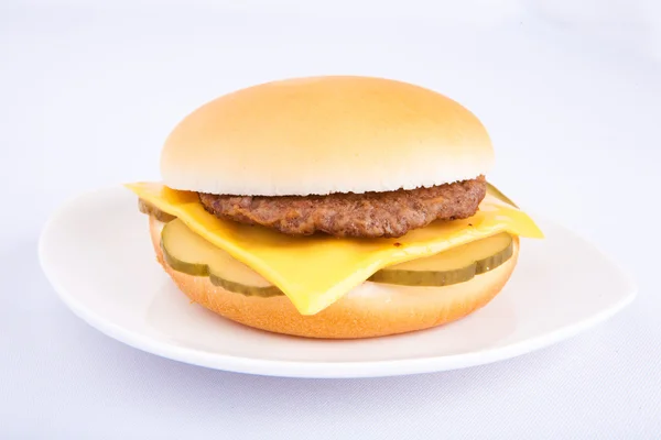 Cheeseburger een plaat geïsoleerd op wit — Stockfoto