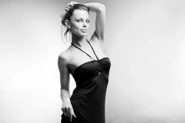 Красивая Молодая Женщина Черном Платье — стоковое фото