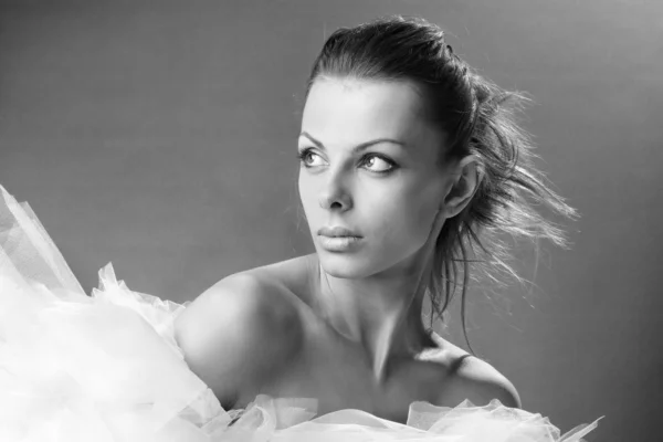 아름 다운 패션 모델의 흑백 초상화 — 스톡 사진