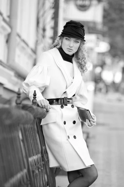 Chicas Abrigos Blancos Sombrero Negro — Foto de Stock