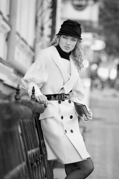 Chicas en abrigos blancos y sombrero negro —  Fotos de Stock