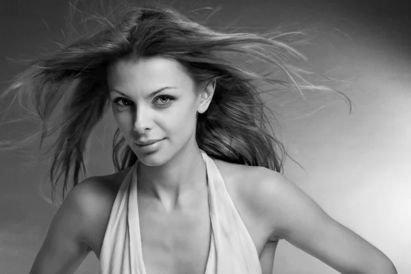 Porträt einer schönen jungen Frau, die den Wind genießt — Stockfoto