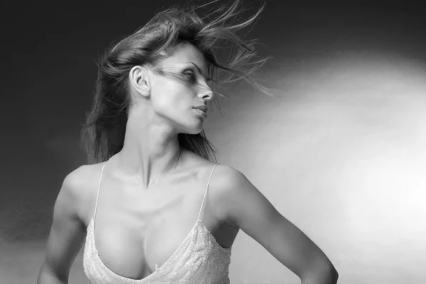 Retrato preto e branco de um modelo de moda fresco e bonito — Fotografia de Stock