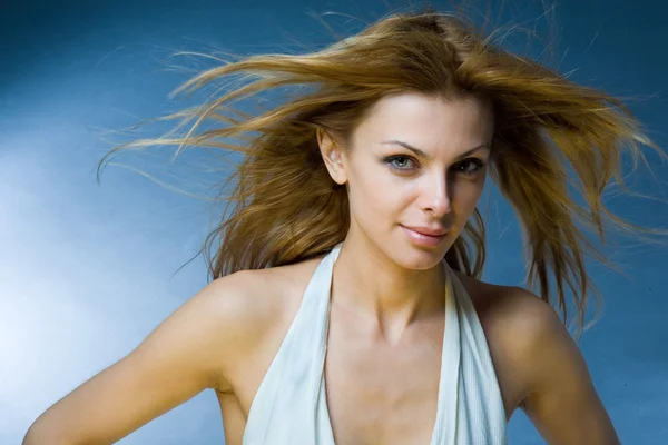 Porträtt av en vacker ung kvinna som njuter av vinden — Stockfoto