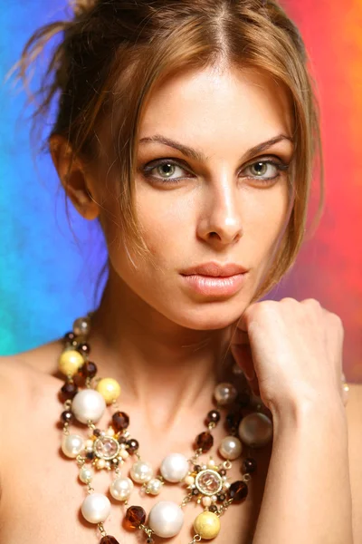 Ritratto giovane donna con perline — Foto Stock