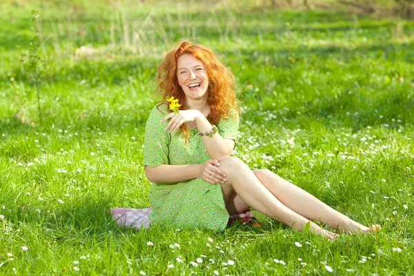 Jonge Vrouw Groene Gras Glimlachen — Stockfoto