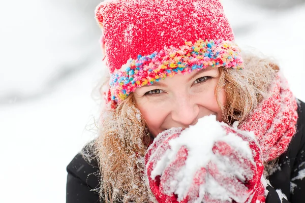 雪を持つ女性 — ストック写真