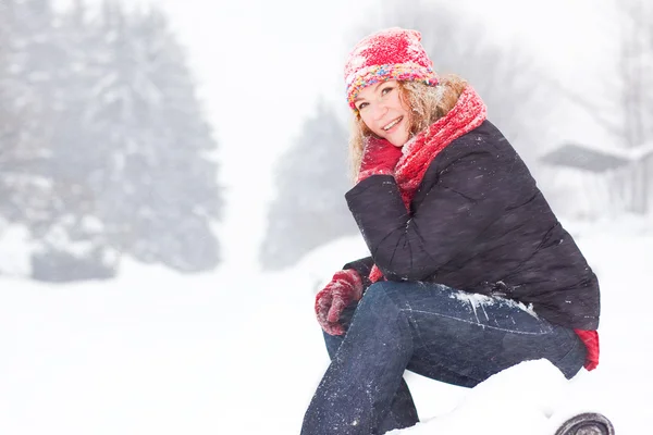 Женщина со снегом — стоковое фото
