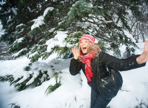 Femeie cu zăpadă — Fotografie, imagine de stoc