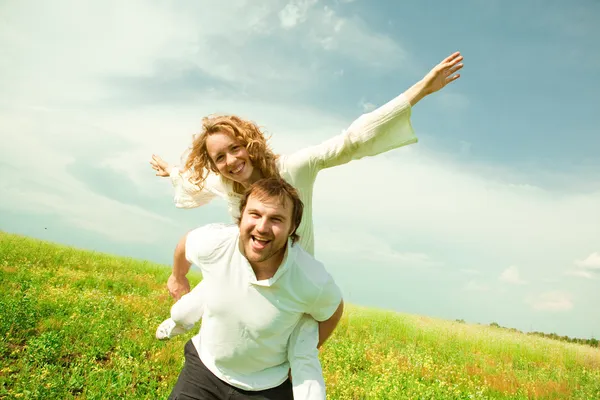 年轻的爱夫妇微笑在蓝蓝的天空下 图库图片