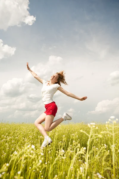 Счастливые молодые женщины, бегущие в поле Стоковое Изображение