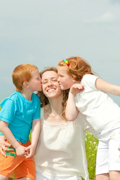 Madre con bambini va sul campo Foto Stock Royalty Free
