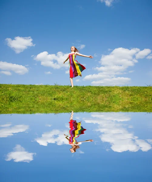 幸せな若い女性ジャンプ ストックフォト