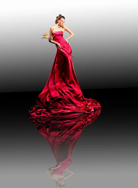 Vacker flicka i röd klänning Stockbild