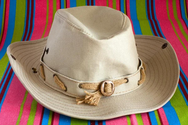 Chapéu de cowboy no tapete de praia — Fotografia de Stock