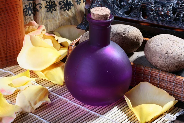 Violett glas flaska — Stockfoto