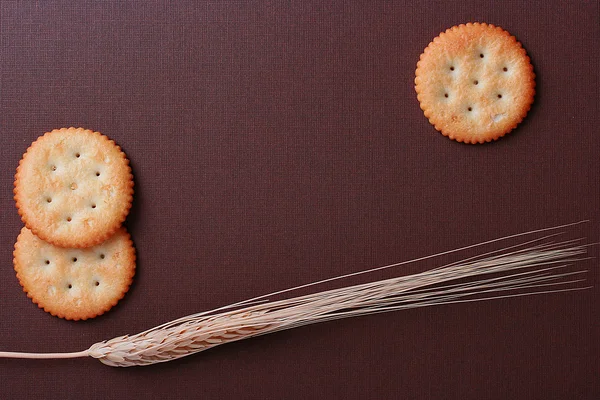 棕色背景上的 cookie — 图库照片