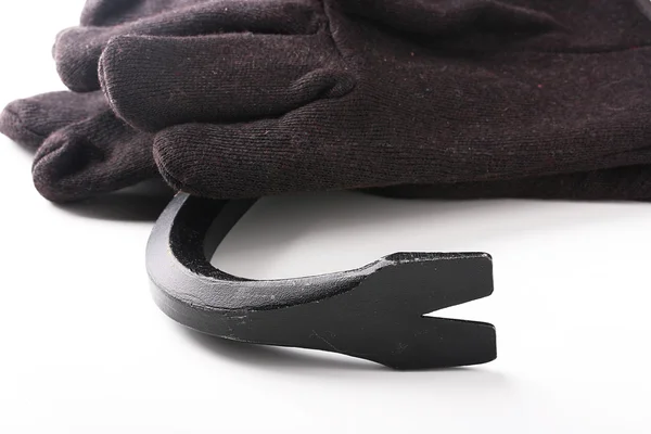 Koevoet met zwarte handschoenen — Stockfoto