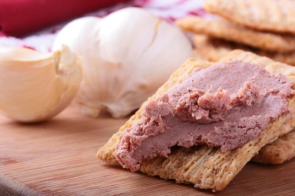 Cracker di grano con pasta di carne — Foto Stock