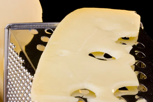 Rebanada de queso en el rallador —  Fotos de Stock