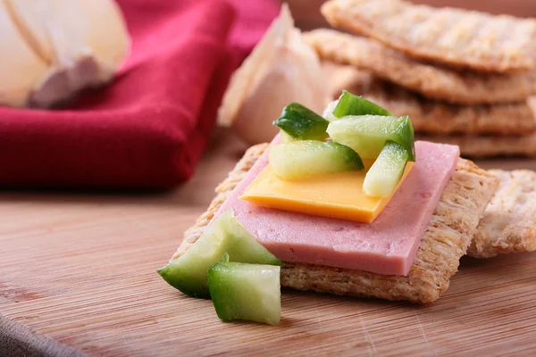 stock image Wheat crackers with cheese and cucumber