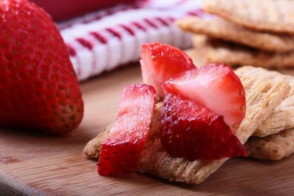 Wheat crackers with strawberry — Stock Photo, Image