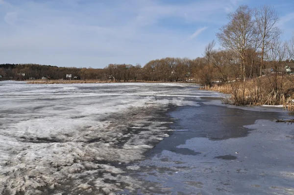 Derretimiento de hielo en un pequeño lago — Foto de Stock
