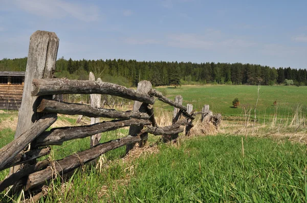 Starý plot pól na předměstí — Stock fotografie