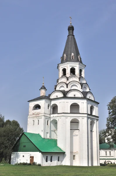 Torre de sino e igreja em Alexandrov Kremlin, Rússia — Fotografia de Stock