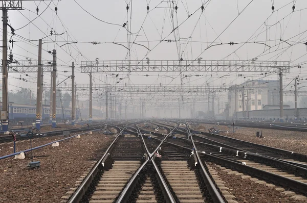 Smog üzerinden tren istasyonu, Moskova, Rusya — Stok fotoğraf