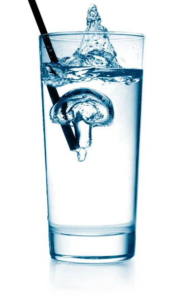 Bolle in un bicchiere d'acqua isolato su bianco — Foto Stock