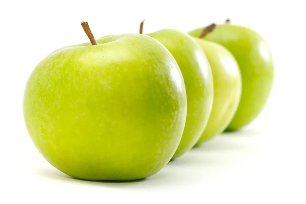 Manzanas en fila aisladas en blanco — Foto de Stock