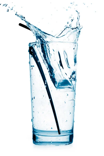 Salpicadura de agua en un vaso — Foto de Stock