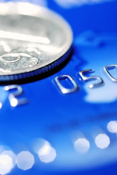 蓝色信用卡与一枚硬币 — 图库照片