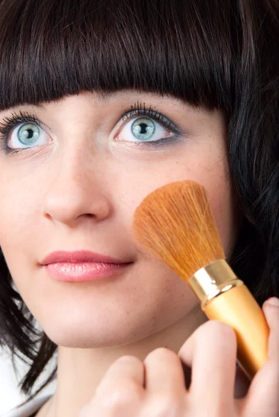Fechar-se de mulher jovem que aplica cosméticos — Fotografia de Stock