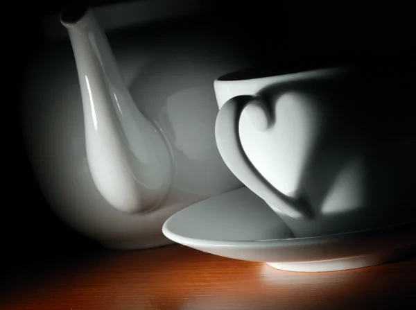 Taza de té y tetera en la oscuridad — Foto de Stock