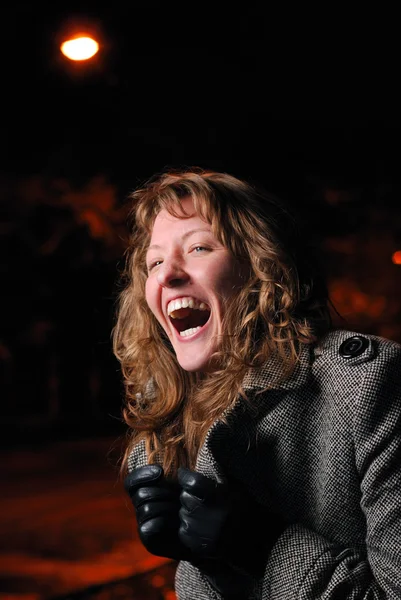 Mulher ri na rua da noite — Fotografia de Stock