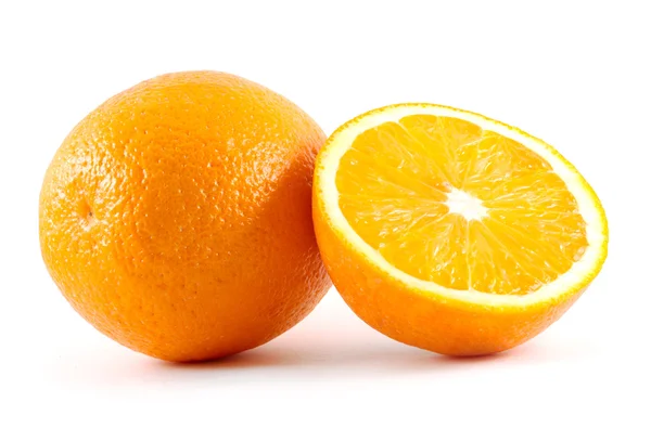 Δύο πορτοκάλια που απομονώνονται σε λευκό — Φωτογραφία Αρχείου