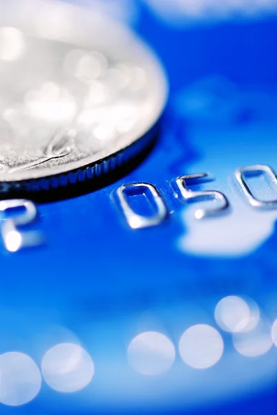 Bir madeni para ile mavi kredi kartı — Stok fotoğraf
