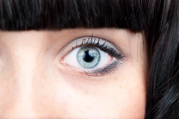 Vista cercana de un hermoso ojo femenino — Foto de Stock