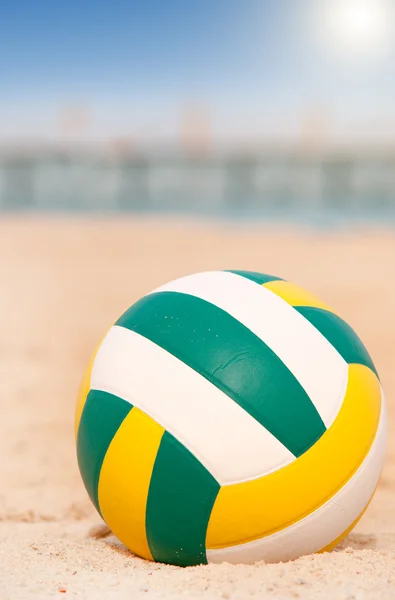 М'яч на пляжі — стокове фото