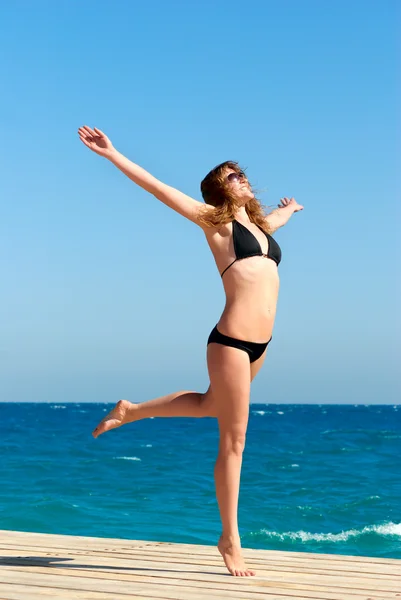 Mulher bonita dançando perto do mar — Fotografia de Stock