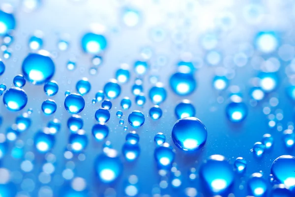 Flygande blå vatten droppar — Stockfoto