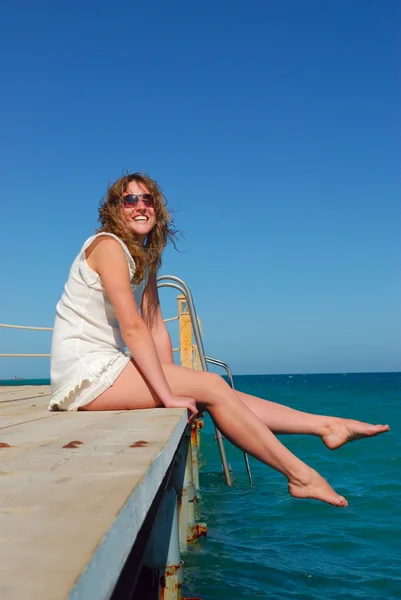 Beautful kadın yalnız iskelede oturuyordu — Stok fotoğraf